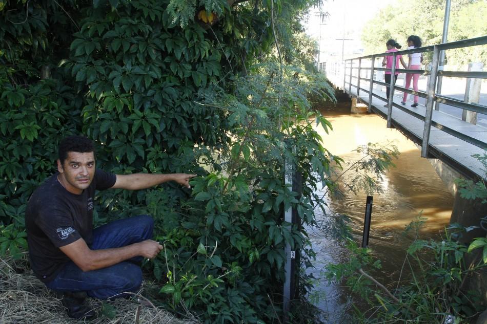 Ricardo Brito é um dos observadores da régua que mede o nível do rio (Gustavo Tilio/Especial para AAN)