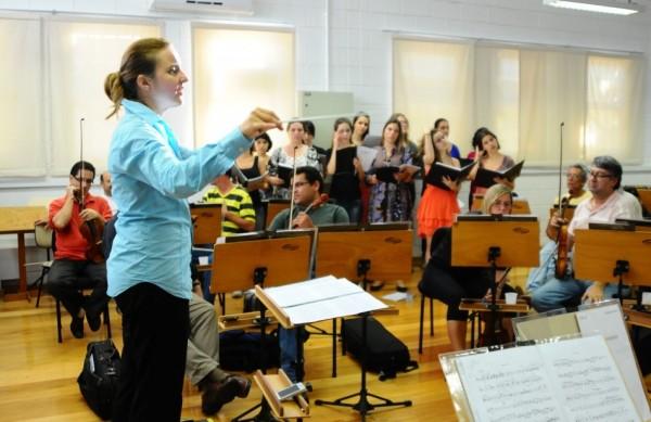 Ensaio da Orquestra Sinfônica da Unicamp sob a regência da maestrina Cinthia Alireti (Elcio Alves/AAN)
