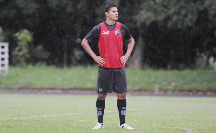 O zagueiro Ferron se machucou na partida contra o Mirassol: bruxa solta (Edu Fortes/AAN)