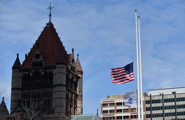 Bandeira norte-americana à meio mastro em homenagem às vítimas de atentado terrorista em Boston (France Press)