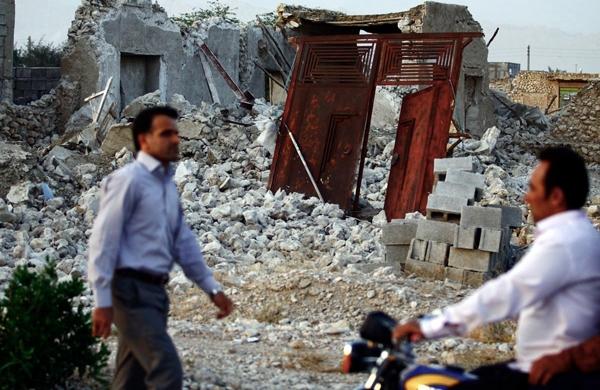 Primeiro terremoto, em Shonbeh, sudeste do Irã causou destruição e mortes (France Press)