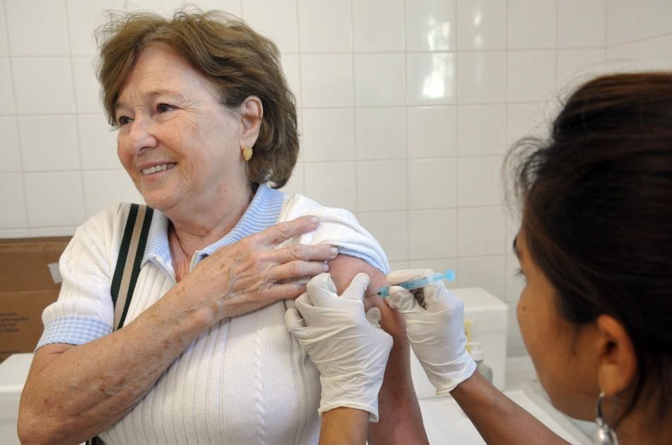 A aposentada Sílvia Silveira, de 73 anos, foi uma das primeiras pessoas a receber a vacina nesta segunda (Dominique Torquato/AAN)