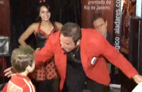 Momento em que mágico grita com garoto durante apresentação de seu show (Reprodução)