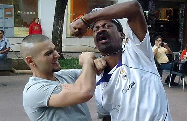 Antonio Donato Baudson Peret, de 25 anos, postou uma imagem postada no Facebook em que aparece enforcando um homem negro com uma corrente circulou (Reprodução/Facebook)