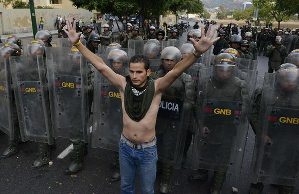 Polícia entrou em confronto com manifestantes contra o govero de Nicolás Maduro em Caracas, na Venezuela (France Press)