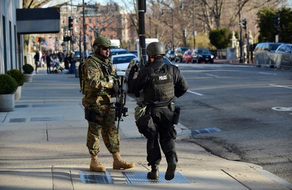 Após ataque polícia de elite de Boston faz a segurança próximo ao lugar de atentado (France Press)