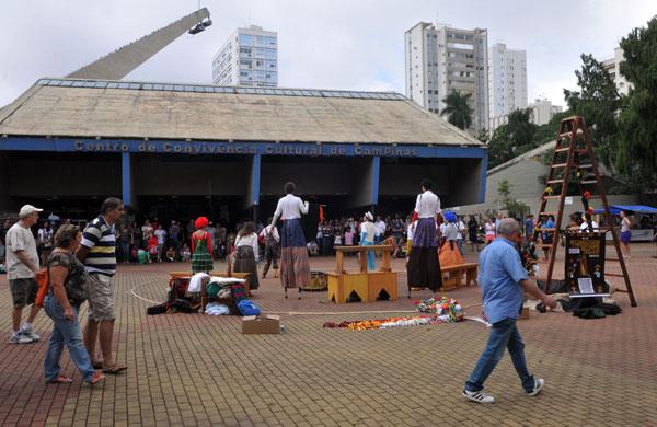 Peça de teatro fora do centro de Convivência  (Dominique Torquato/AAN)