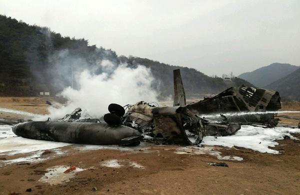 Helicóptero norte-americano ficou destruído após o acidente, nenhum militar se feriu na queda (France Press)