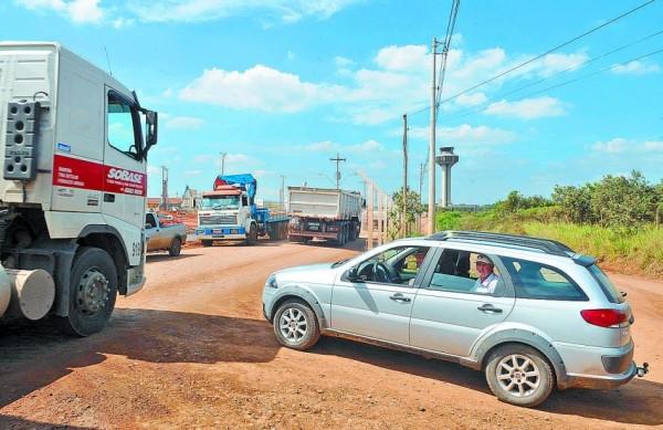 Os irmãos Abacherly usam o acesso improvisado para entrar na pista, dividindo a via com caminhões usados na ampliação do aeroporto  (Dominique Torquato/AAN)