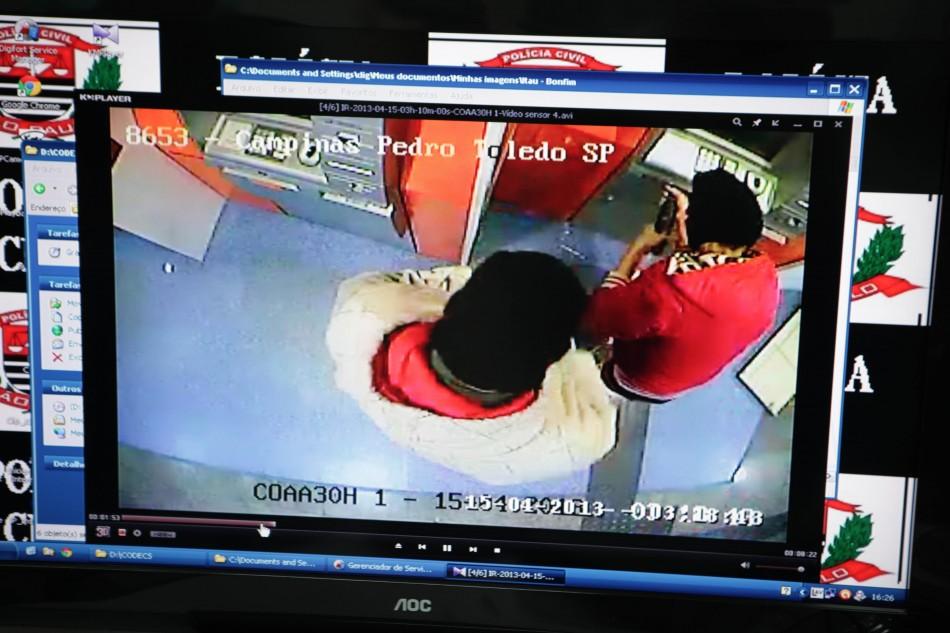 Imagens do circuito interno do banco mostra o momento do ataque (Rodrigo Zanotto/Especial para AAN)