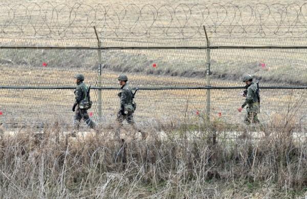 Soldados sul-coreanos patrulham a fronteira com a Coreia do Norte: iminência de um ataque (France Press)