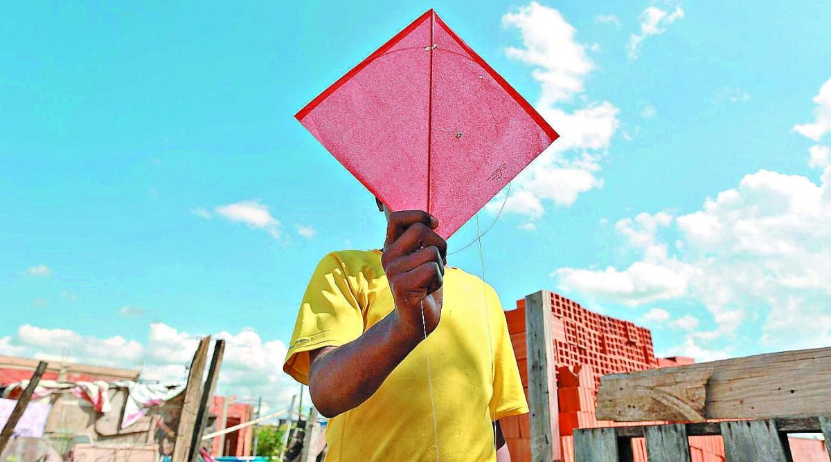 Adolescente exibe pipa que está prestes a colocar no ar: brincadeira, comum nas ruas de Campinas, traz risco ao sistema elétrico (Cedoc/ RAC)