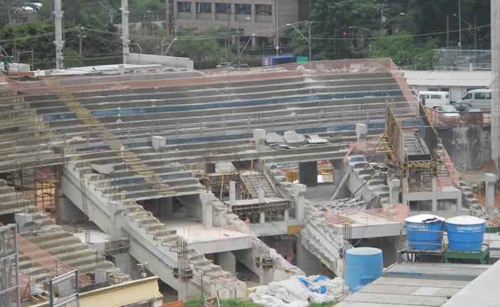 Acidente ocorreu onde era construída uma nova arquibancada sobre a estrutura existente (Divulgação)