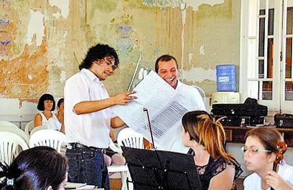 Maestro Juan Fernando e seus alunos durante a aula de música (Divulgação)
