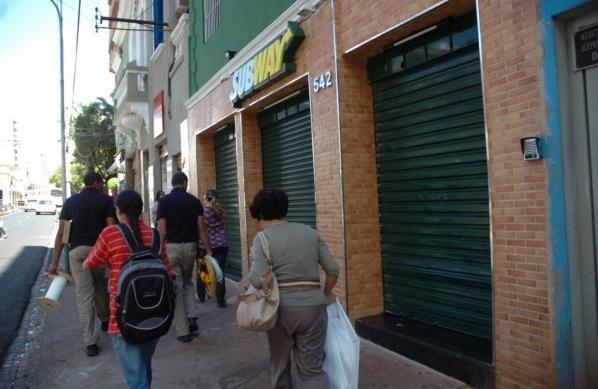 Crime aconteceu em frente a lanchonete na Rua Visconde de Inhaúma (Sérgio Masson/Gazeta de Ribeirão)
