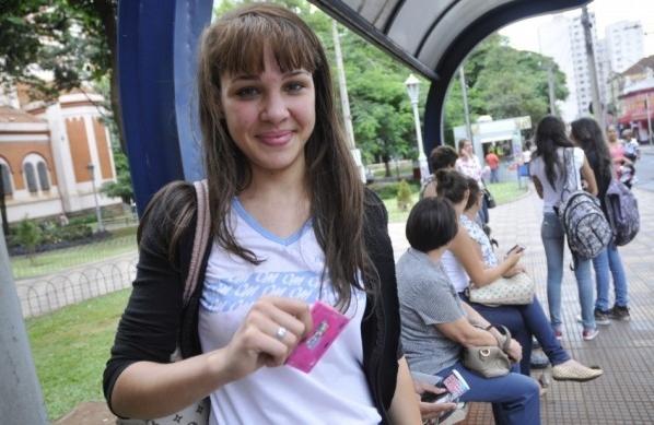 A estudante Angélica Alves Francisco, 15 anos, aprovou a medida e a economia no bolso dos pais (Sérgio Masson/Gazeta de Ribeirão)