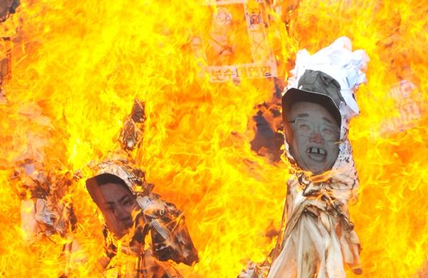 Sul-coreanos queimam imagem do líder norte-coreano durante protesto em Seul (France Press)