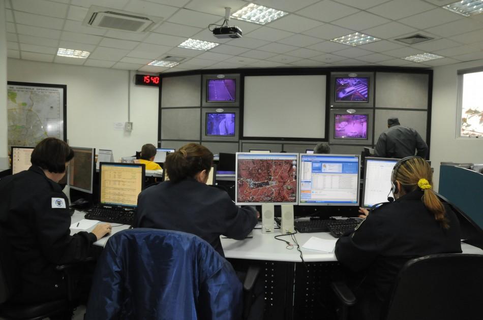 Funcionários na central da Cimcamp: acompanhamento de áreas públicas feito em tempo real (Cedoc/RAC)