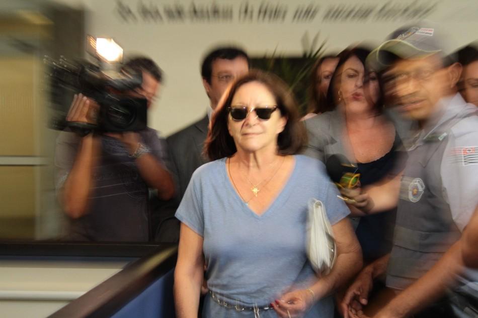 Jornalistas tentam entrevistar a ex-primneira-dama Rosely Nassim Jorge Santos, que não se manifestou: audiência foi adiada para avaliação de novas informações do caso (Janaína Maciel/AAN)