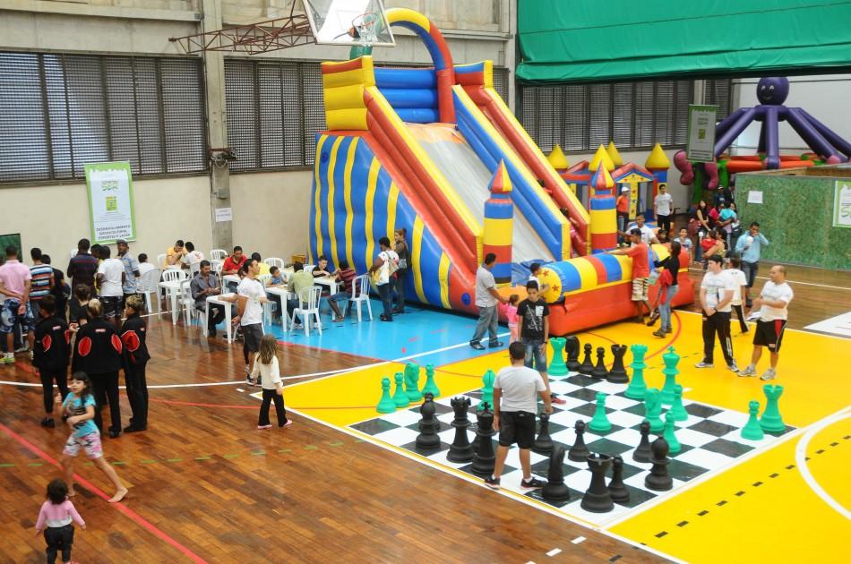 Jogo de xadrez gigante, brinquedos e oficinas foram oferecidos no evento aos trabalhadores no Sesi Santos Dumont (Edu Fortes/AAN)