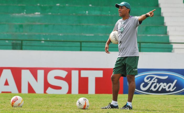 O técnico interino Paulo Pereira disse que empenho não vai faltar ao Guarani neste domingo (14/04), no Pacaembu, diante do Palmeiras (César Rodrigues/AAN)
