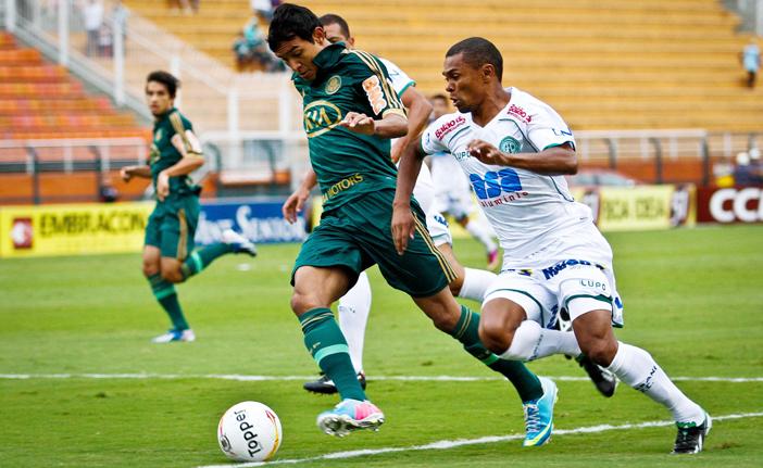 O lateral bugrino Oziel (á dir.) corre atrás do atacante palmeirense Vinícius (Ale Vianna/AE)