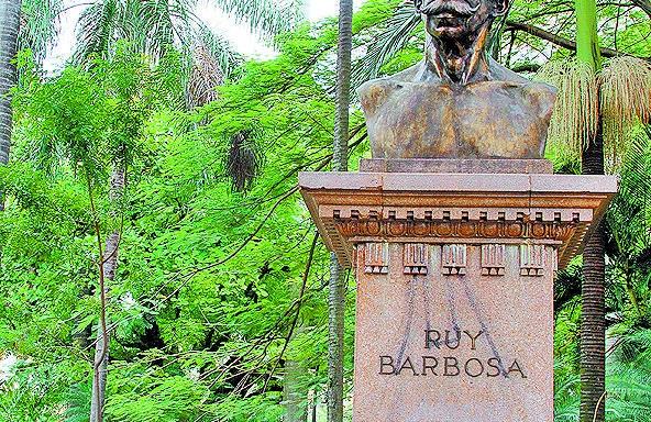 MONUMENTO A RUY BARBOSA - A homenagem está na tradicional Praça Carlos Gomes, no Centro, com pichações em cima do nome e na base da estrutura (Fotos: Janaína Maciel/Especial para a AAN)
