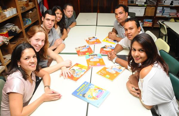 Grupo dos ex-alunos convidados pela direção da escola a contar sua experiência de vida e mostrar que é possível vencer, mesmo com os vários obstáculos encontrados (Camila Moreira/AAN)