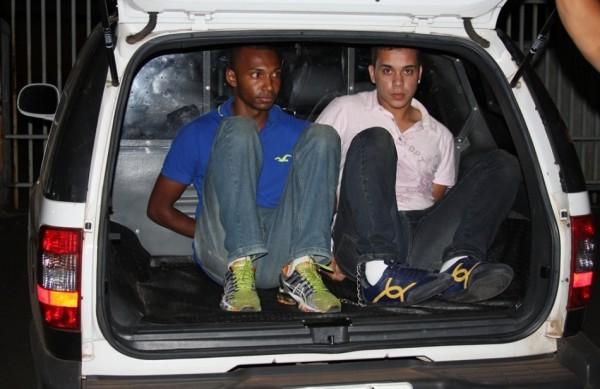 O motoboy Júlio César Pavin, 19 anos e o ajudante Leonardo Bispo Quirin Souza, 24 anos, foram presos em tentativa de furto (Divulgação/Guarda Municipal)