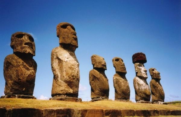 Moais: esculturas em pedra na Ilha de Páscoa, chamada pelos locais como Umbigo do Mundo (Divulgação)