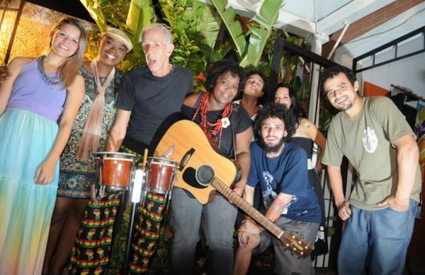Integrantes do grupo Batucada Dez Vinte, que tem à frente o percussionista Ding Dong (Edu Fortes/AAN)