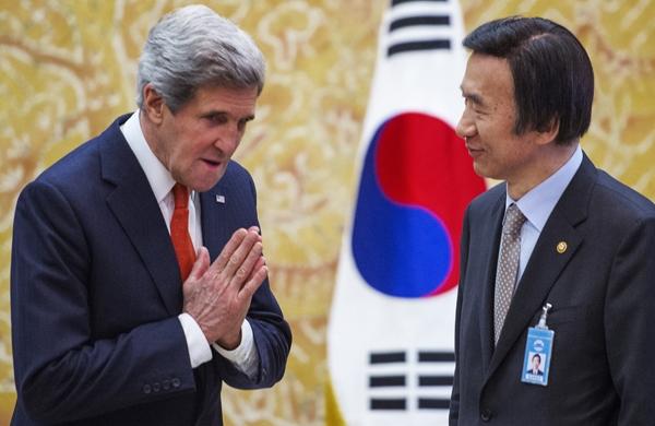 Secretário de Estado norte-americano John Kerry (E) e ministro das relações internacionais sul-coreanas Yun Byung-se (D) durante encontro em Seul (France Press)