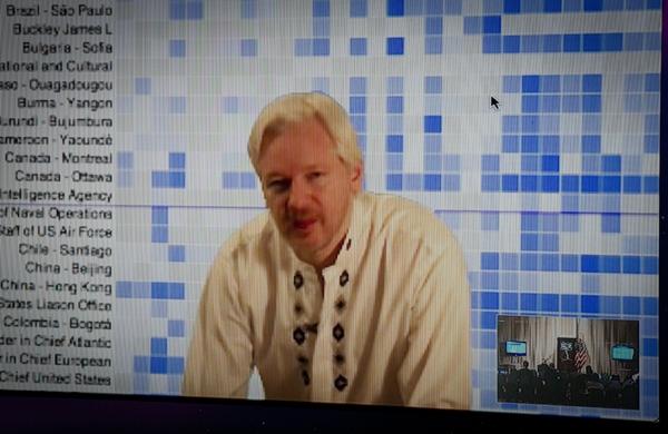 Julian Assange durante teleconferência entre Estados Unidos e Inglaterra (France Press)
