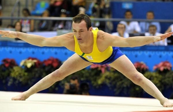 Diego Hypolito durante sua apresenta&ccedil;&atilde;o no aparelho solo de gin&aacute;stica art&iacute;stica (France Press)