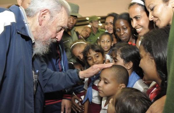 Fidel Castro cumprimenta crianças de escola em havana, Cuba (France Press)
