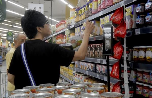 As vendas na atividade de hipermercados, supermercados, produtos alimentícios, bebidas e fumo registraram um recuo de 1,0% na passagem de janeiro para fevereiro (Agência Brasil)