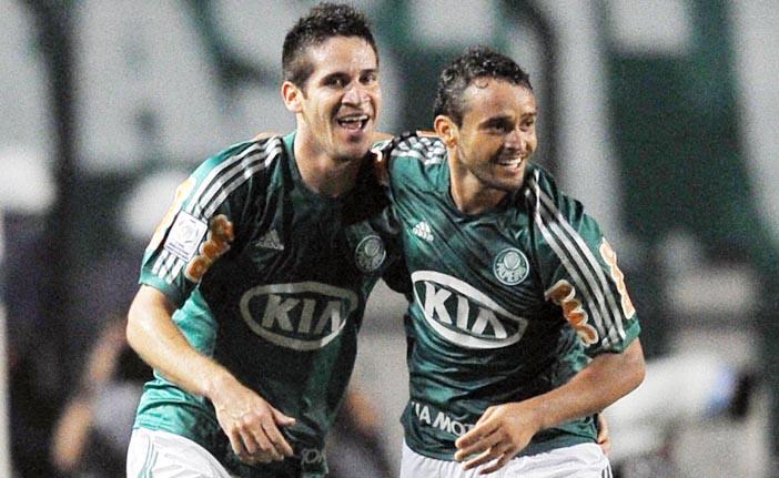 Charles (à dir.) fez o gol da vitória do Palmeiras: delírio alviverde no Pacaembu (Nelson Almeida/France Press)