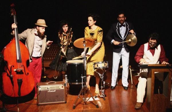 A Cena da peça teatral 'A Pior Banda do Mundo', com direção de João Otávio e Carolina Bianchi (Divulgação)