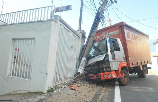 Caminhão baú bateu em poste na Rua Boaventura do Amaral, em Campinas (César Rodrigues/AAN)