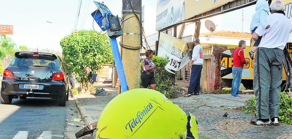 Orelhão onde estava o lutador Kaio Ribeiro, destruído após o atropelamento que causou morte do jovem (Dominique Torquato/18nov2011/AAN)