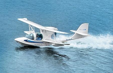Avião do modelo Super Petrel LS está em exposição no Shopping Rio Claro (Divulgação)
