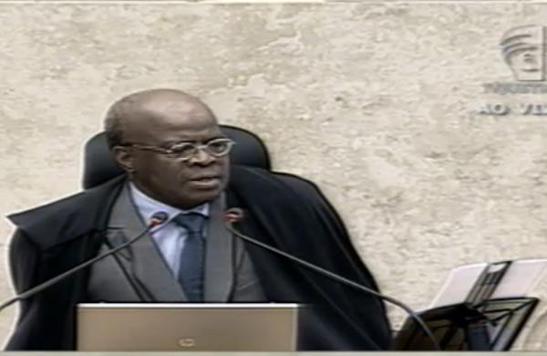 Joaquim Barbosa avalia lote de recursos de réus; ex-ministro José Dirceu é apontado como o chefe da quadrilha (Reprodução/TV Justiça)