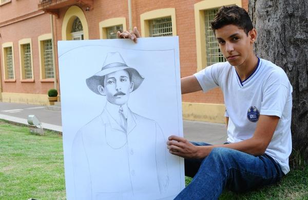 Estudante Wellington Alves, de 15 anos, vencedor de concurso interno para o selo comemorativo, com desenho de Santos Dumont, um dos ex-alunos do Culto à Ciência (Élcio Alves/AAN)