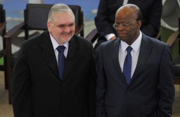 O procurador-geral da República, Roberto Gurgel e a presidenta, o presidente do Supremo Tribunal Federal, ministro Joaquim Barbosa em março deste ano (Agência Brasil)