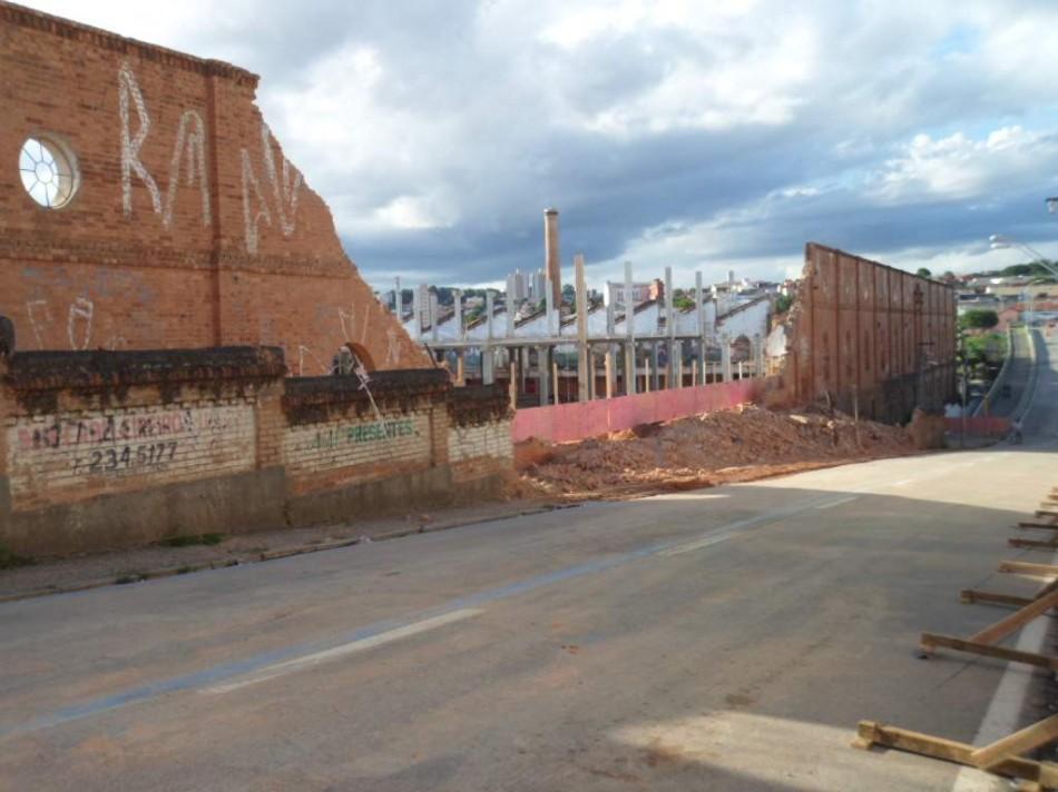 Muro da antiga fábrica Cianê desabou em dezembro de 2012 (Eloy de Oliveira)