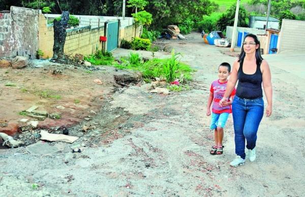 Kátia Cilene de Oliveira passa na Rua Anthero Crystino no Fazenda Santa Cândida, onde mora há 12 anos (Elcio Alves/ AAN )