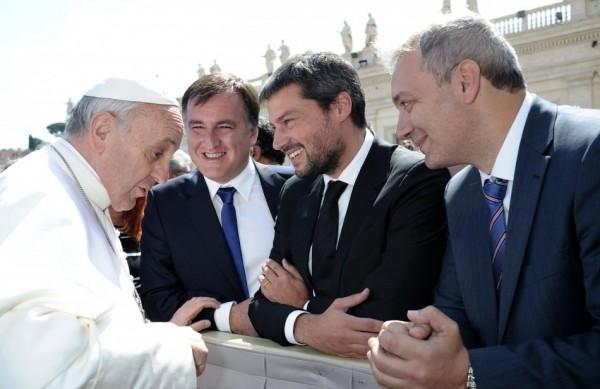 Papa Francisco cumprimenta presidentes do São Lorenzo (France Presse)