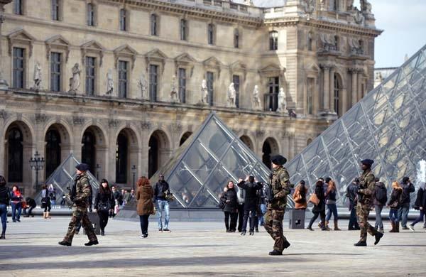 Policiais fazem patrulha em frente ao museu do Louvre, em Paris (France Press)