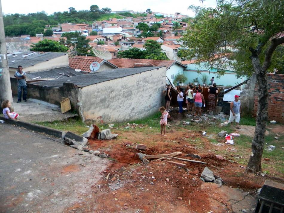 Moradores observam o local por onde o caminhão deixou um rastro de destruição e mortes em Piracicaba (Lucas Dimarzio/FOTO DO LEITOR )