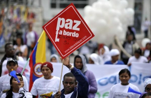Colombianos marcham pelas ruas de Bogotá pedindo paz (France Press)